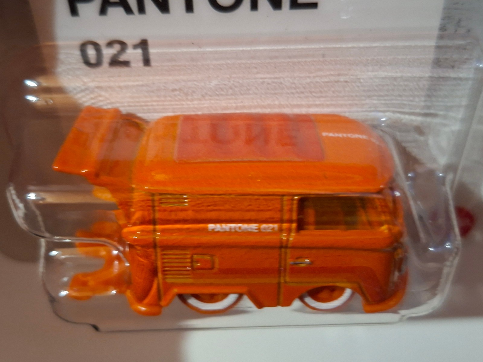 Hot Wheels 2026 Pantone Mix A Volkswagen Kool Kombi    (NP29)