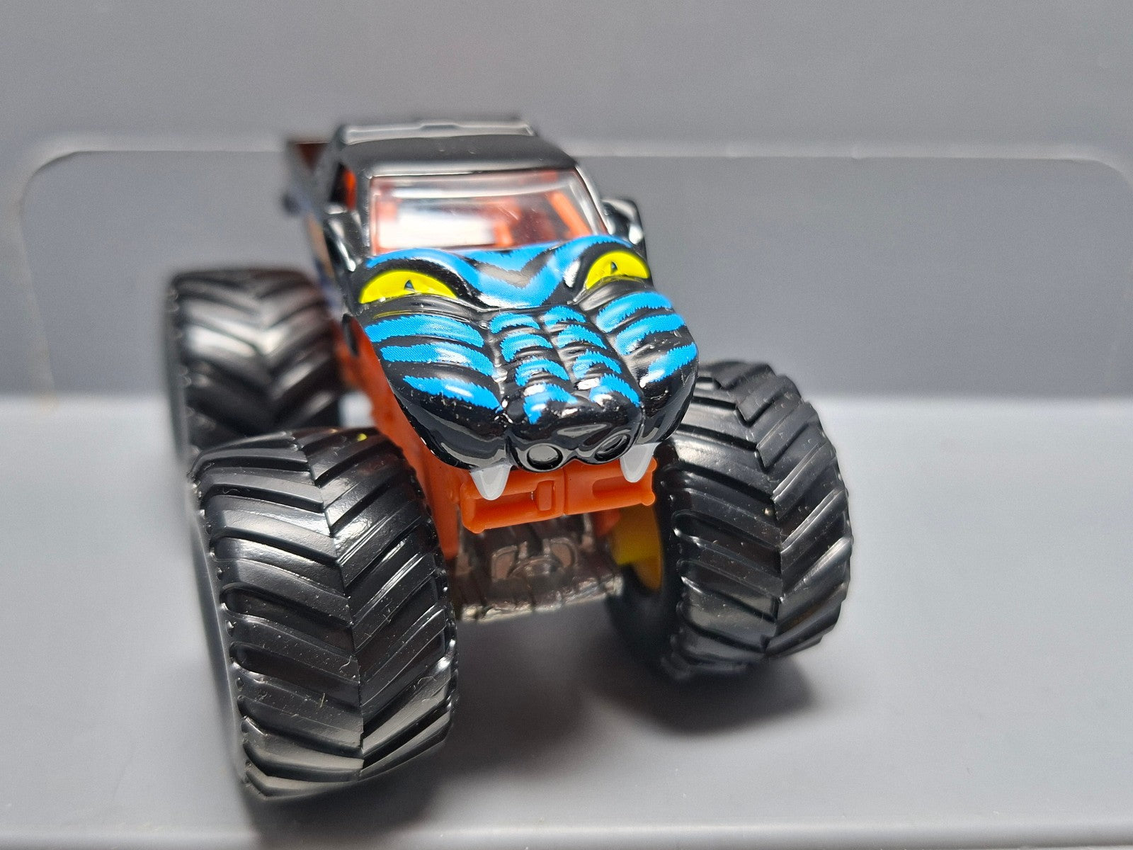 Hot Wheels Monster jam  Predator   (CP05)