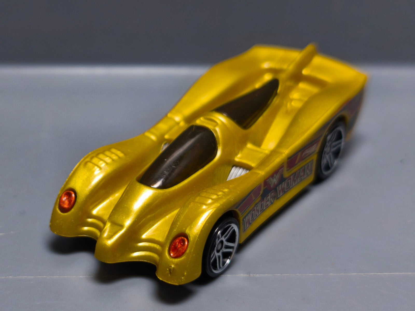 Hot Wheels 2016 batman vs superman exclusive Walmart  Power pistons    (A05)