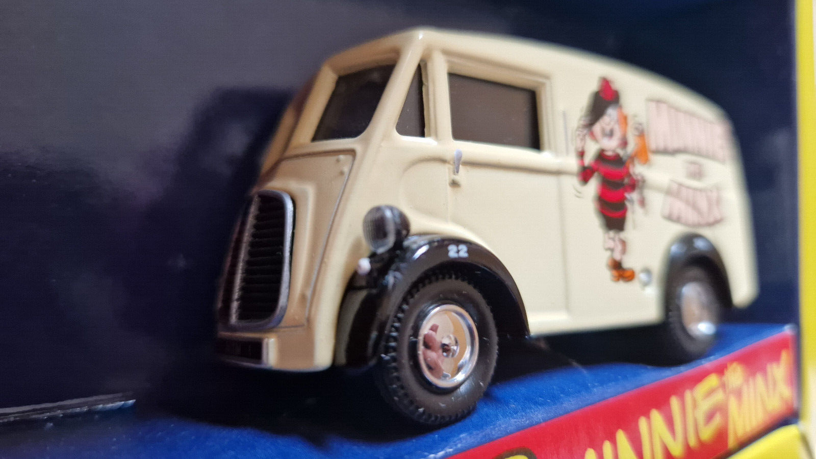 Corgi 1/43 The bash street kids minnie the minx Morris J van & AEC bus  (ET)