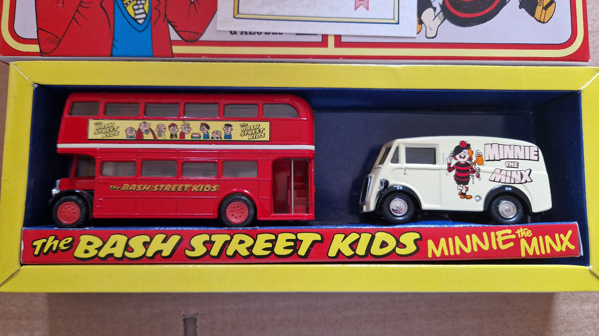 Corgi 1/43 The bash street kids minnie the minx Morris J van & AEC bus  (CT06)