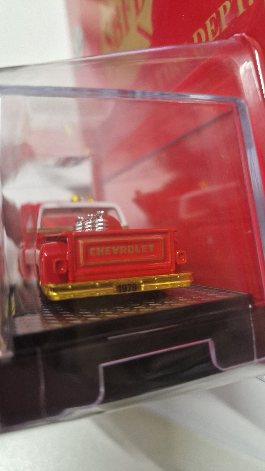 M2 Machines Chief Low Flame SBFD '76 Chevrolet Scottsdale  Chase 750 pcs  (NG54)