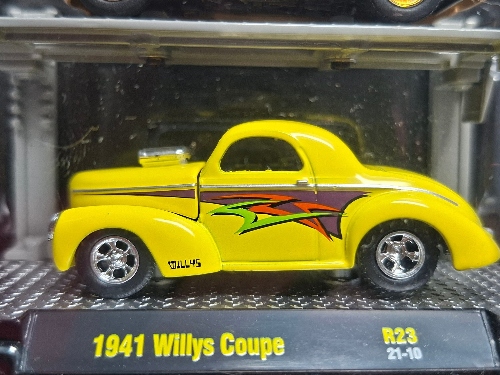 M2 Machines Auto Lift Pack 1941 Willys Coupe Chase (NG38)