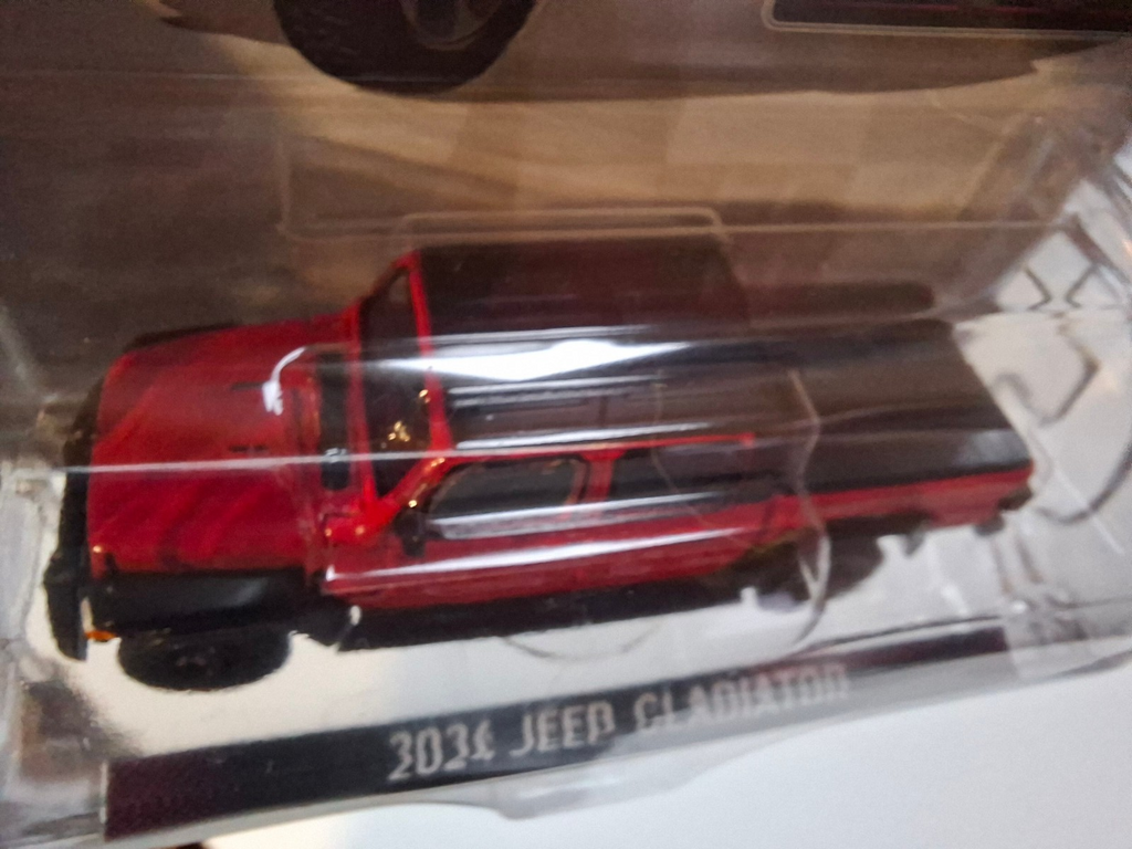 Greenlight Showroom Floor Series 7 2024 Jeep Gladiator  Tuscadero (NG44)