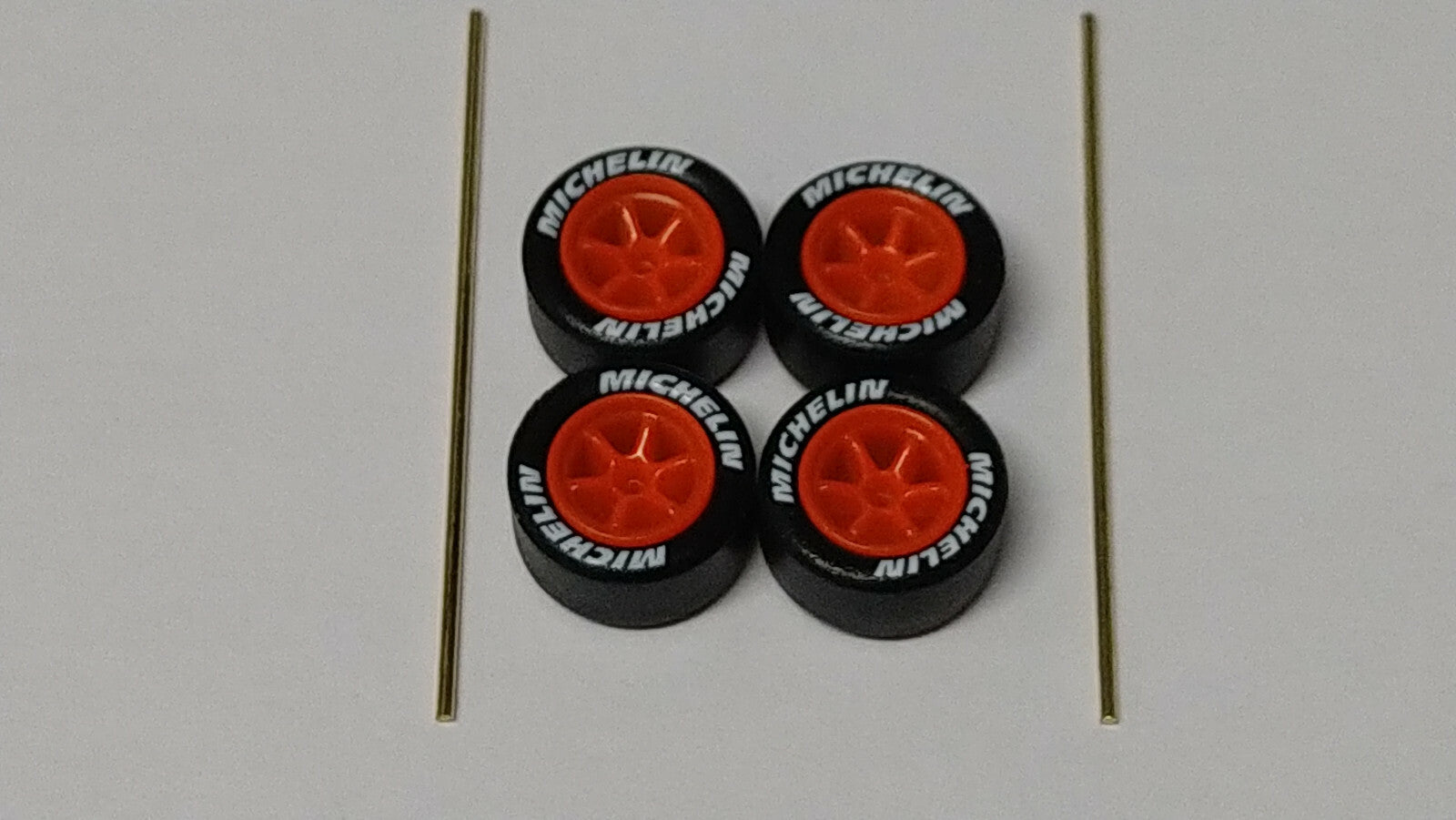 Set de jantes Michelin 6 branches orange pneu gomme pour Custom (ET)