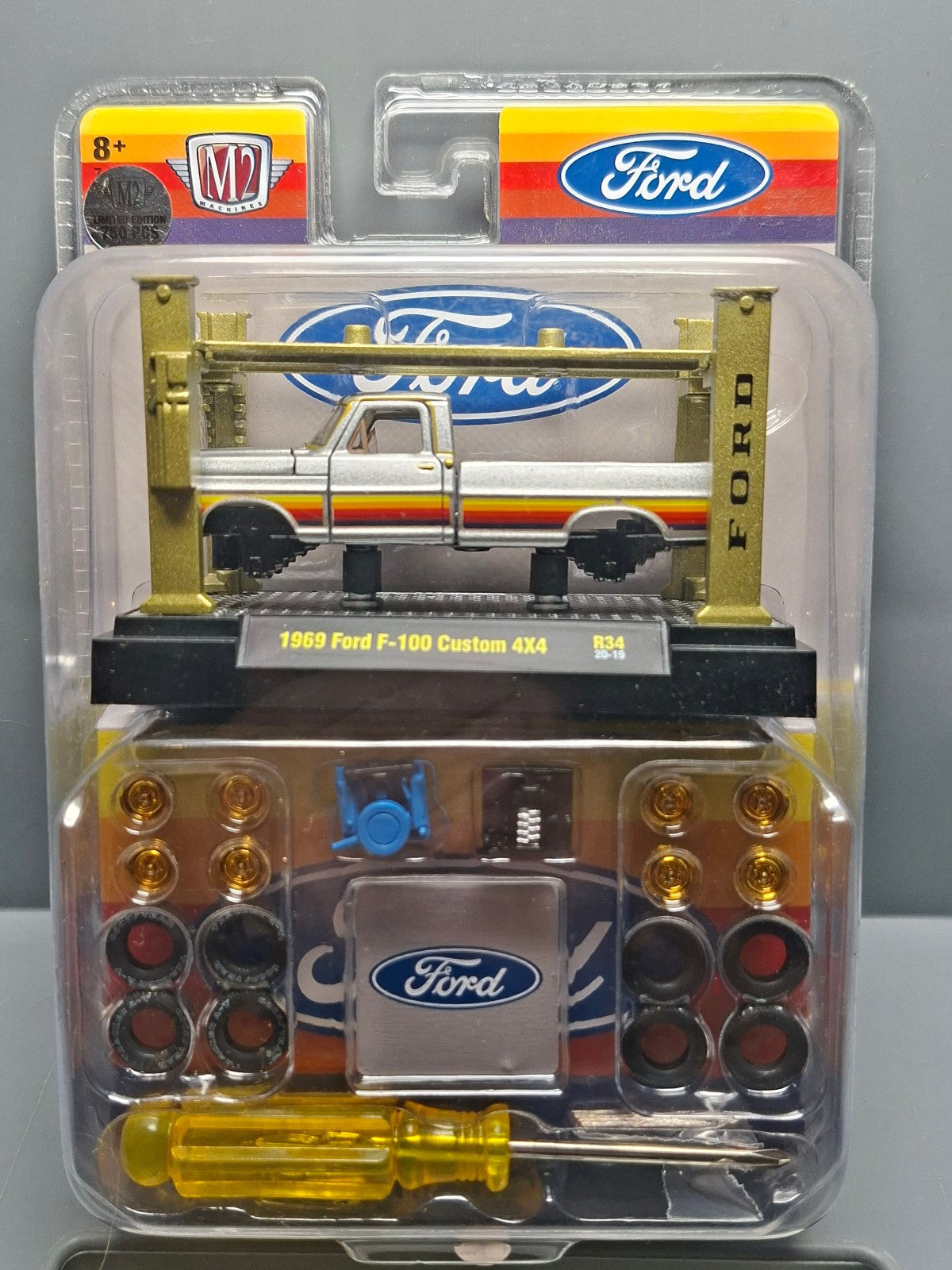 M2 Machines Model Kit 1969 Ford F-100 Custom 4x4 Chase 750pcs (NG05)
