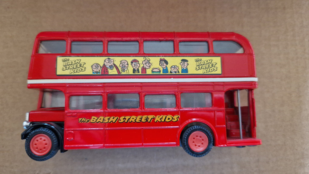 Corgi 1/43 The bash street kids minnie the minx Morris J van & AEC bus  (CT06)