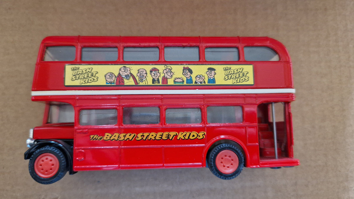 Corgi 1/43 The bash street kids minnie the minx Morris J van & AEC bus  (CT06)