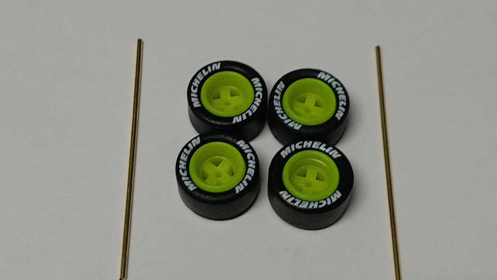 Set de jantes Michelin jaune  4 branches pneu gomme pour Custom (ET)