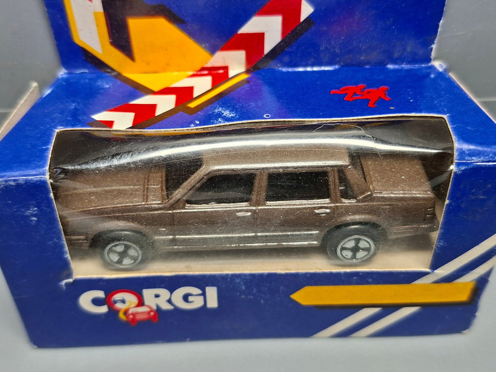 Corgi Volvo 760 saloon boite et bulle abimées  (NP14)