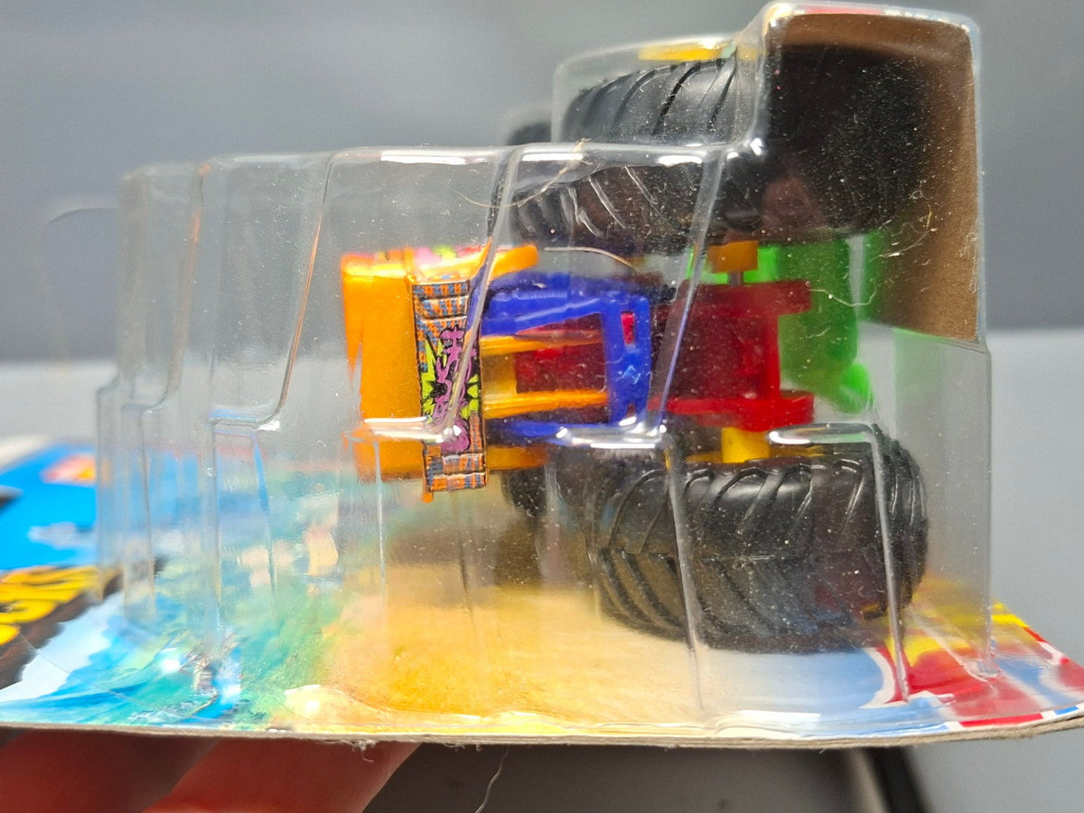 Hot Wheels 2022 Monster trucks  Bone shaker  Bulle partiellement décollée (NG02)
