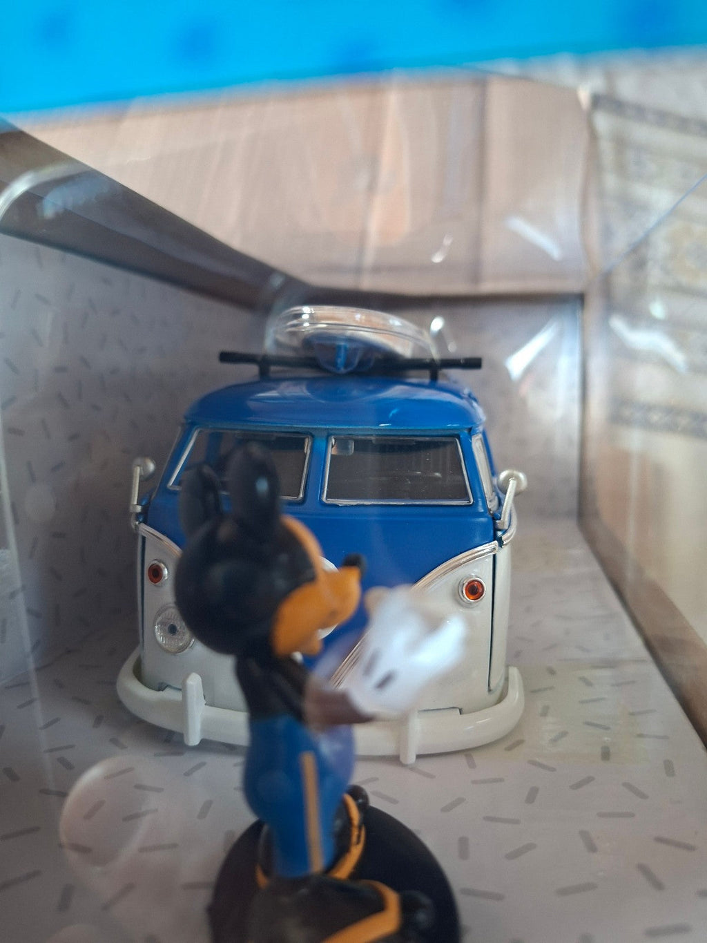 Jada 1/24 1962 Volkswagen T1 Bus & Disney Mickey Mouse Figure White Blue (ET)