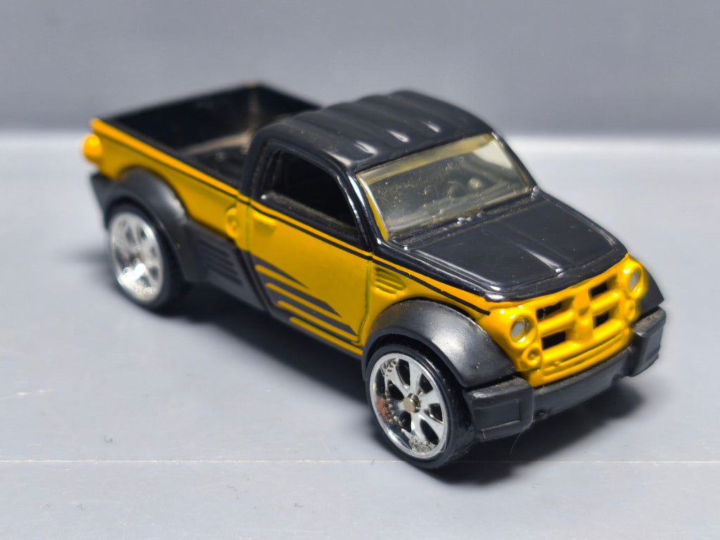 Hot Wheels 2004 affinity  Dodge m80  (A04)