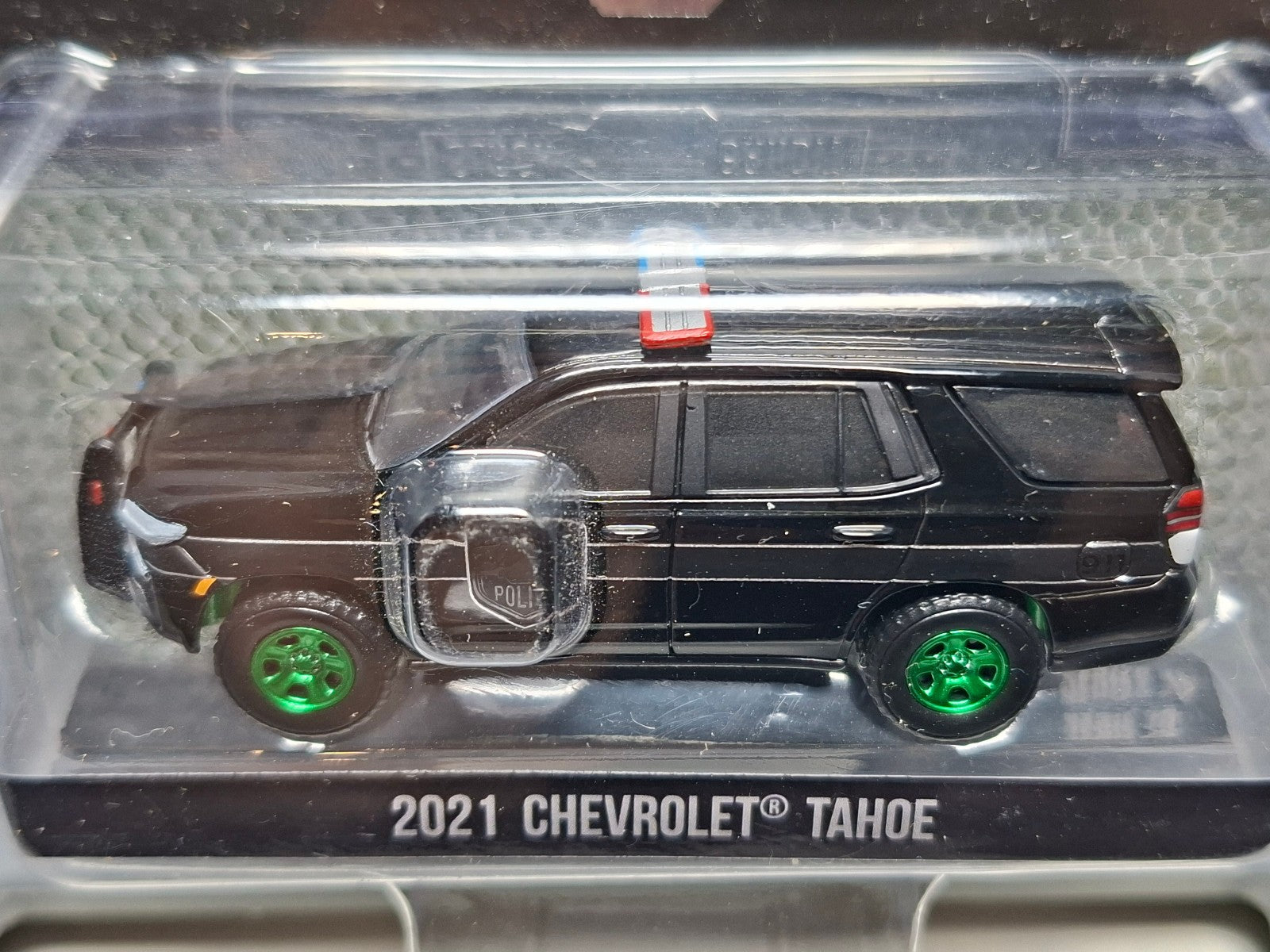 Greenlight  Black Bandit 2021 Chevrolet Tahoe Chase Green Wheels (NG75)