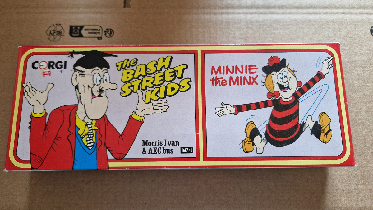 Corgi 1/43 The bash street kids minnie the minx Morris J van & AEC bus  (CT06)