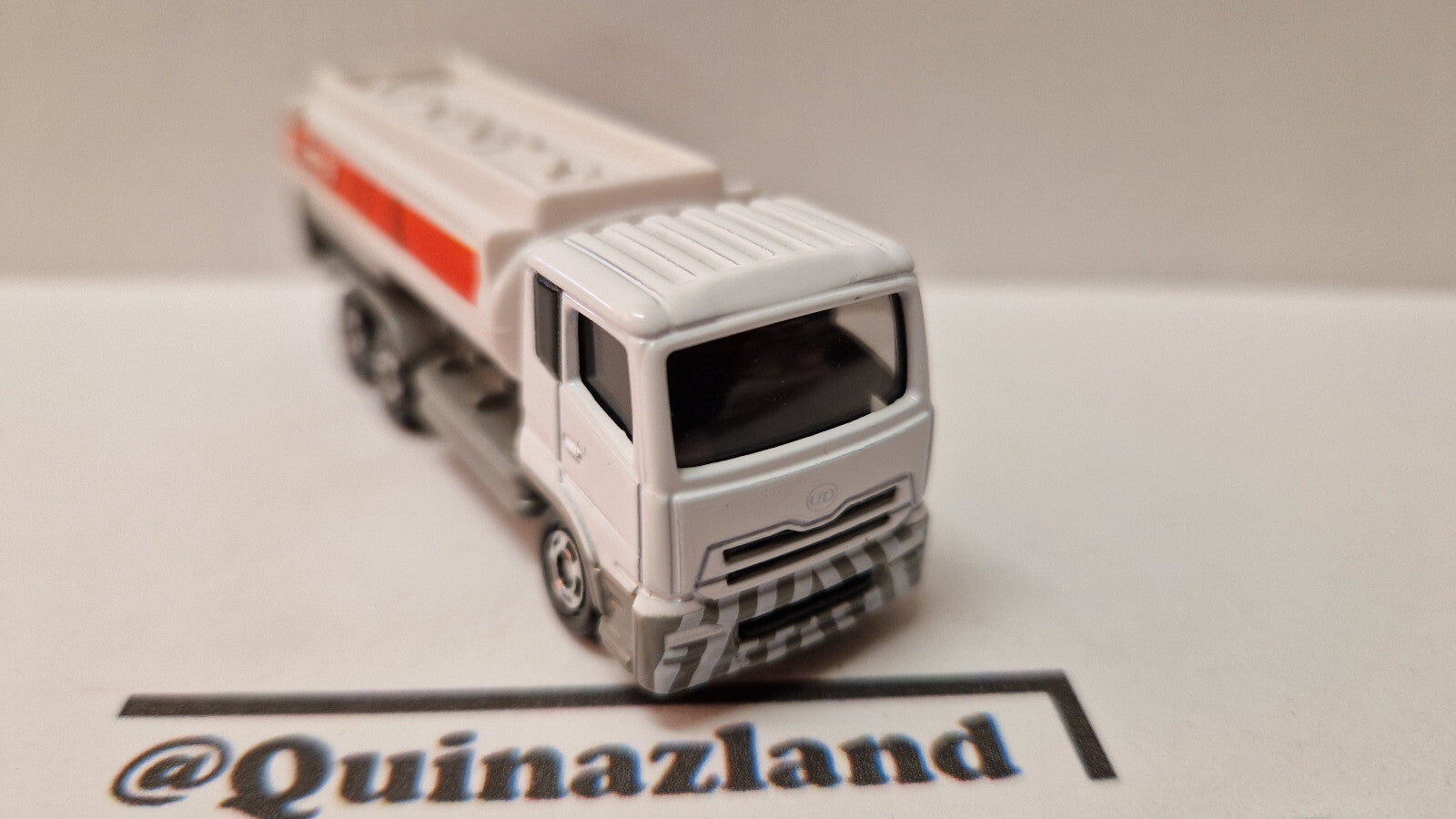 Tomica 2016 regular Nissan UD trucks Quon Eneos Tank lorry (CP08)