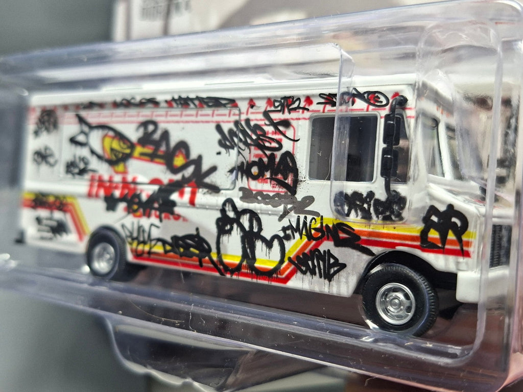 American Diorama 1/64 Food Truck Graffiti Style  (CT07)