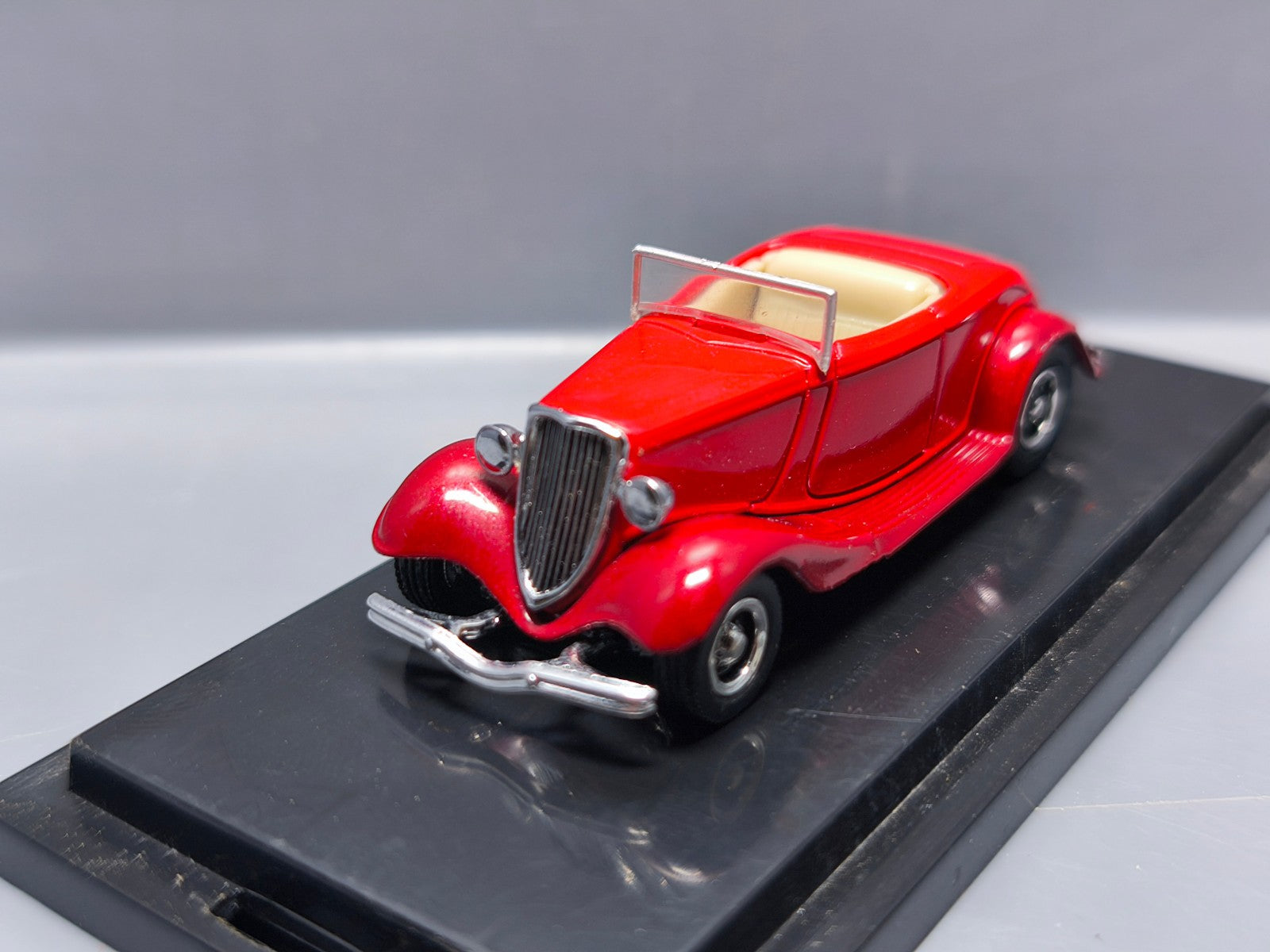 Hot Wheels 2000 cool collectible  1934 Ford convertible  (CP11)