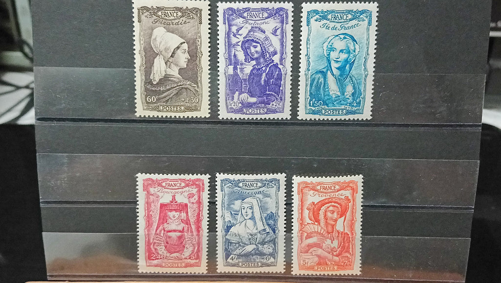 Lot 6 Timbres France Coiffes régionales du XVIII 1943