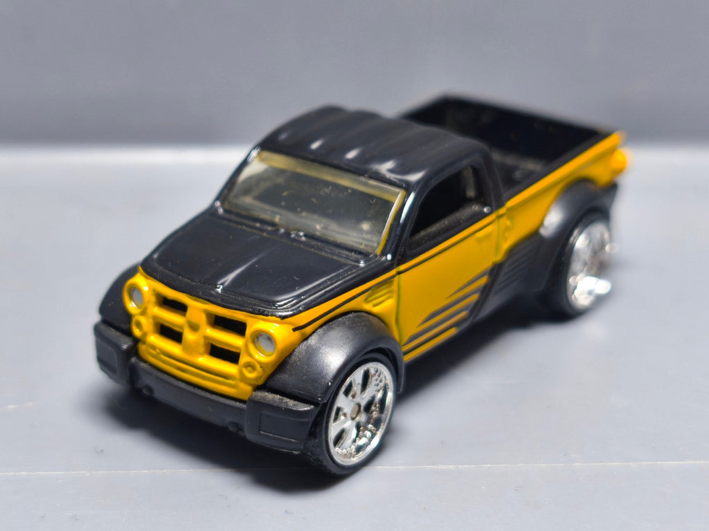 Hot Wheels 2004 affinity  Dodge m80  (A04)