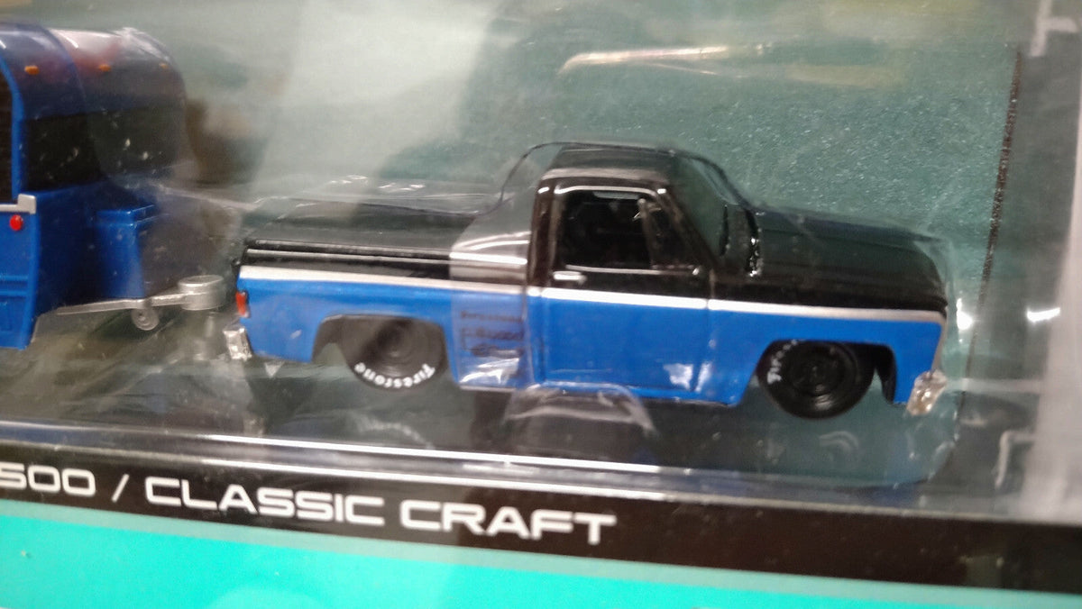 Maisto Design Tow & Go 1987 Chevrolet 1500 with Classic Craft (CT06)