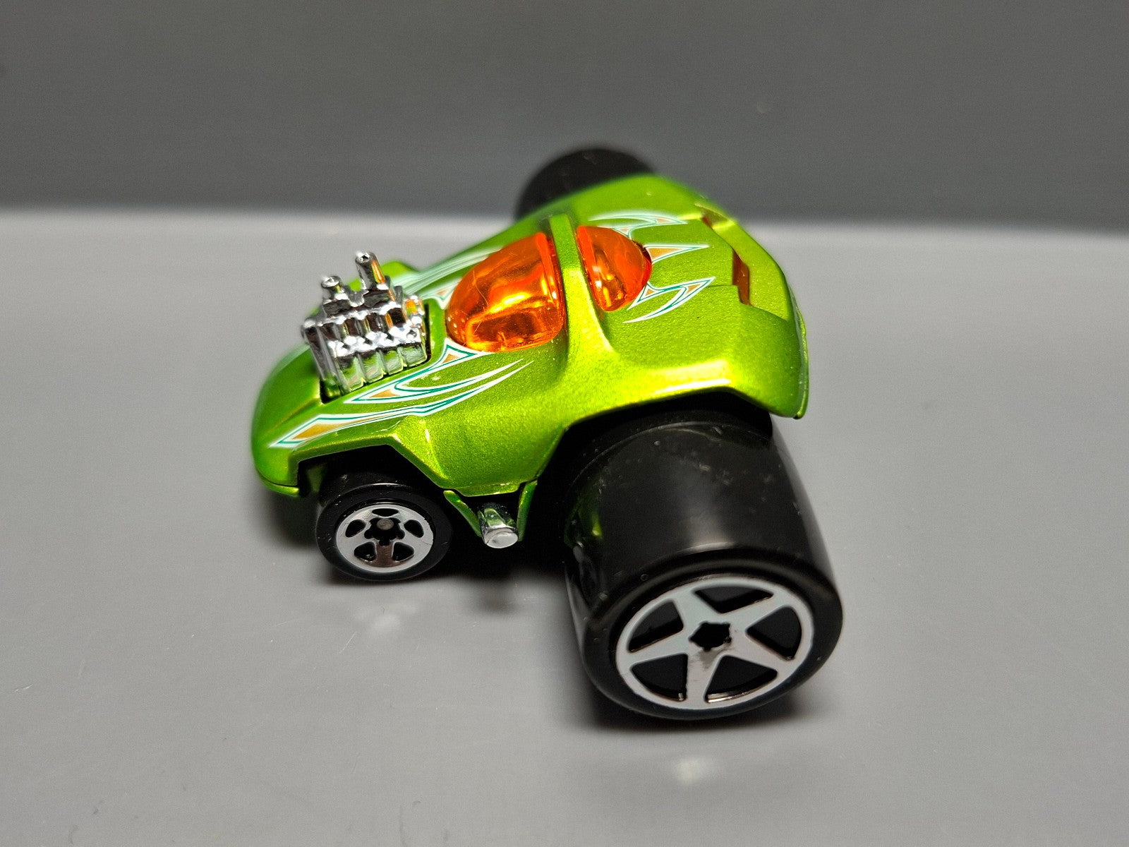 Hot Wheels Silhouette version lumière en haut 2004-062   (CP04)