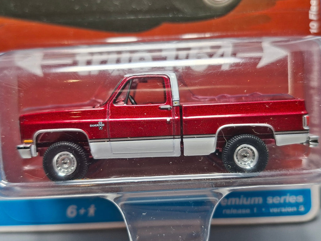 Auto World Muscle Truck 1982 Chevrolet Silverado 10 Fleetside Chase (NG25)