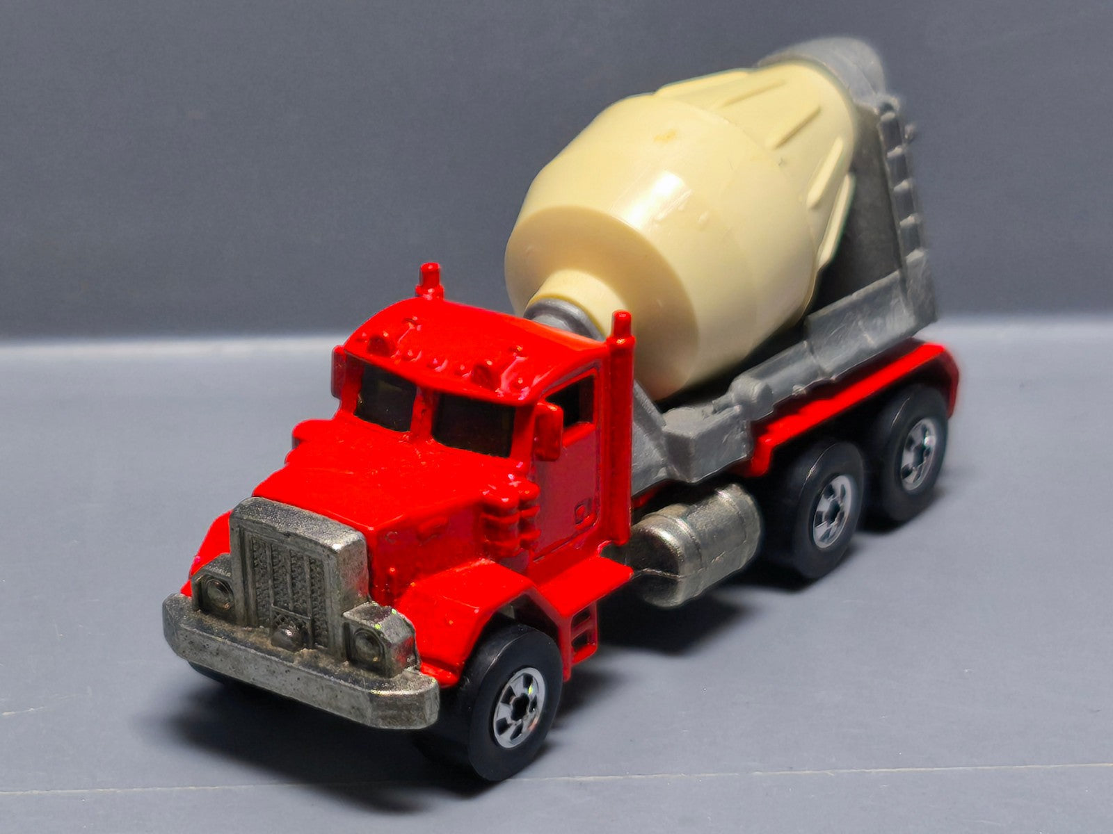 Hot Wheels 1985 malaysia  Peterbilt cement mixer (A39)