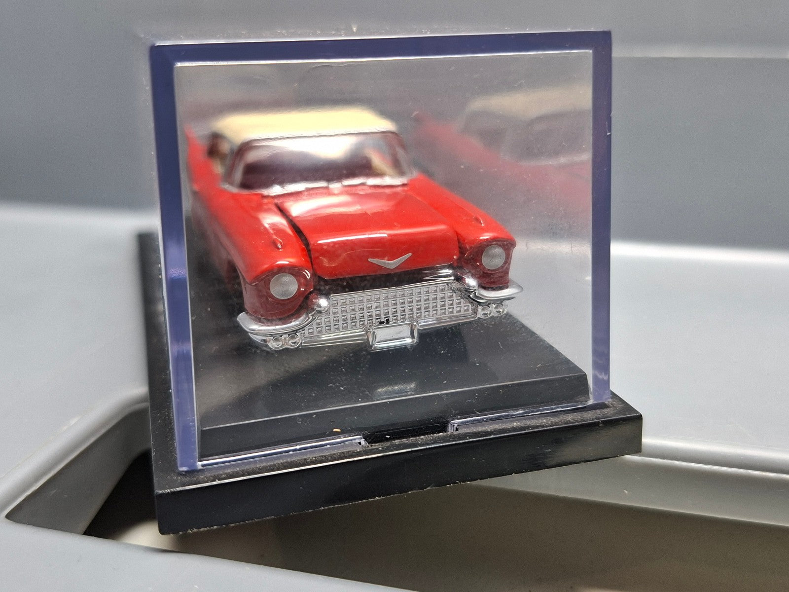Hot Wheels 2002 black box  1957 cadillac eldorado   (CP19)