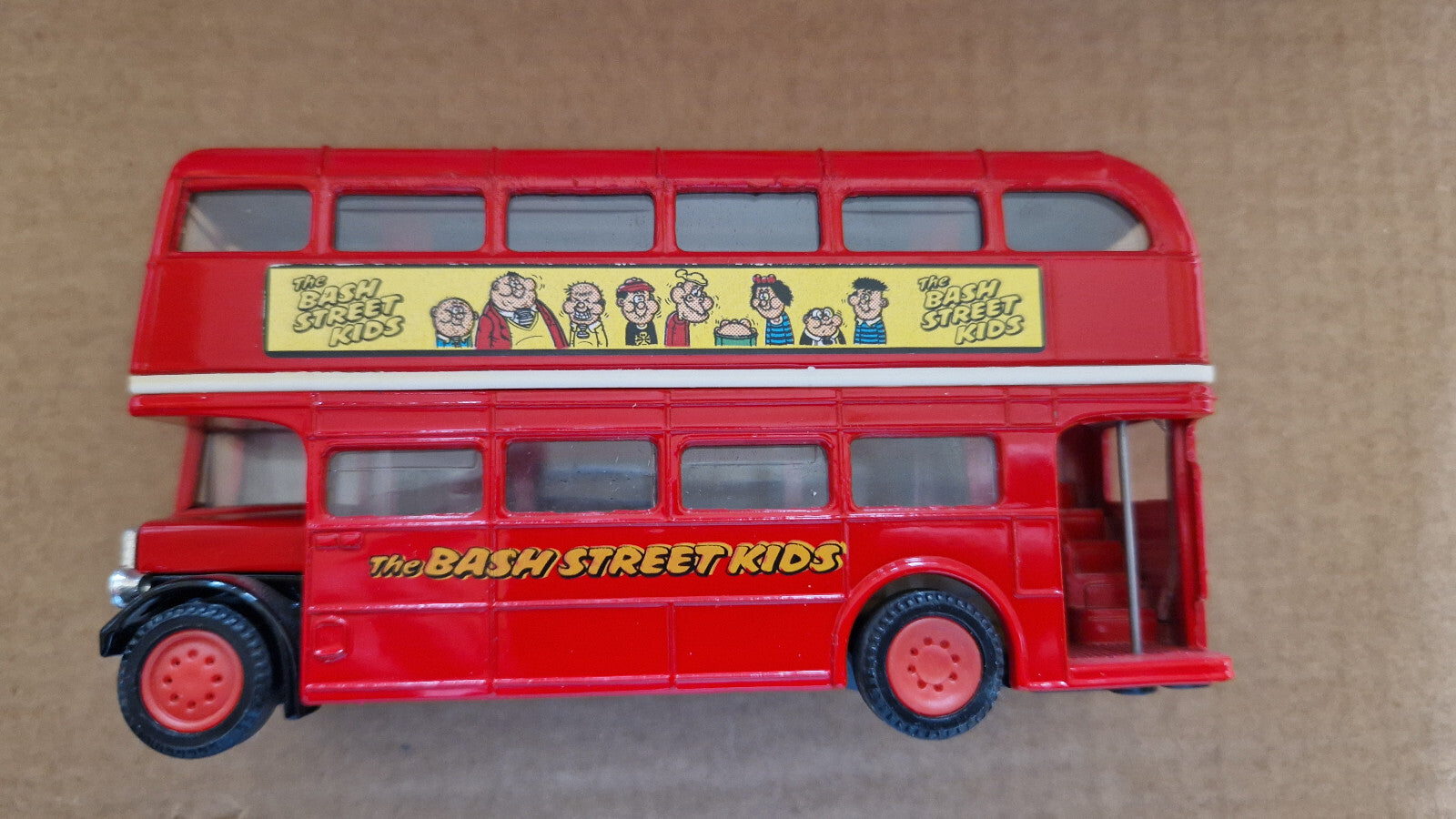 Corgi 1/43 The bash street kids minnie the minx Morris J van & AEC bus  (ET)