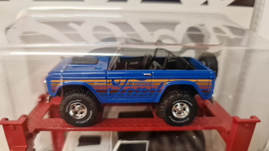 M2 Machines Auto-Lift Release 27 1966 Ford Bronco (NG49)