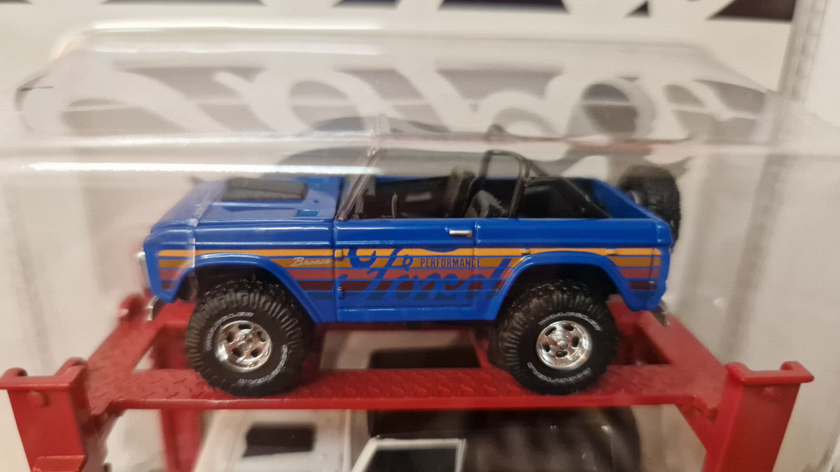 M2 Machines Auto-Lift Release 27 1966 Ford Bronco (NG49)