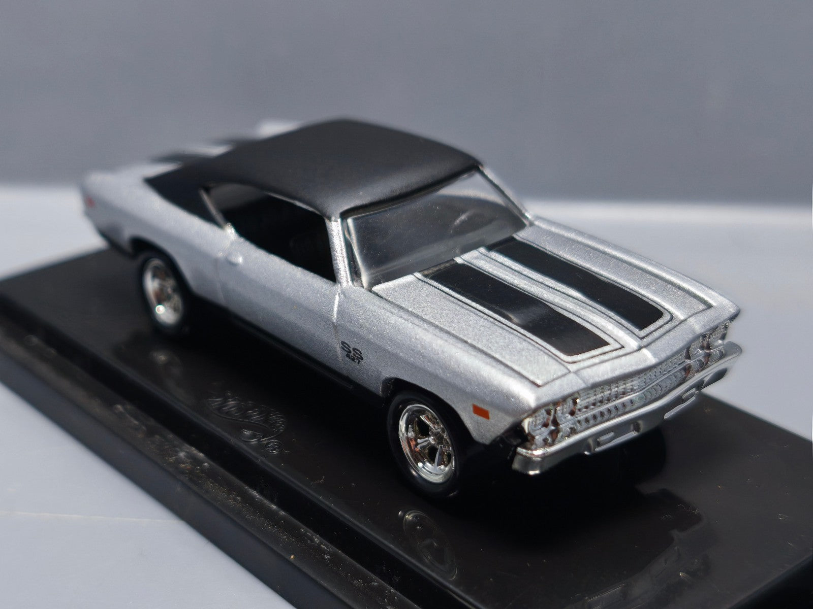 Hot Wheels 2001 100% 1969 chevelle   (CP11)