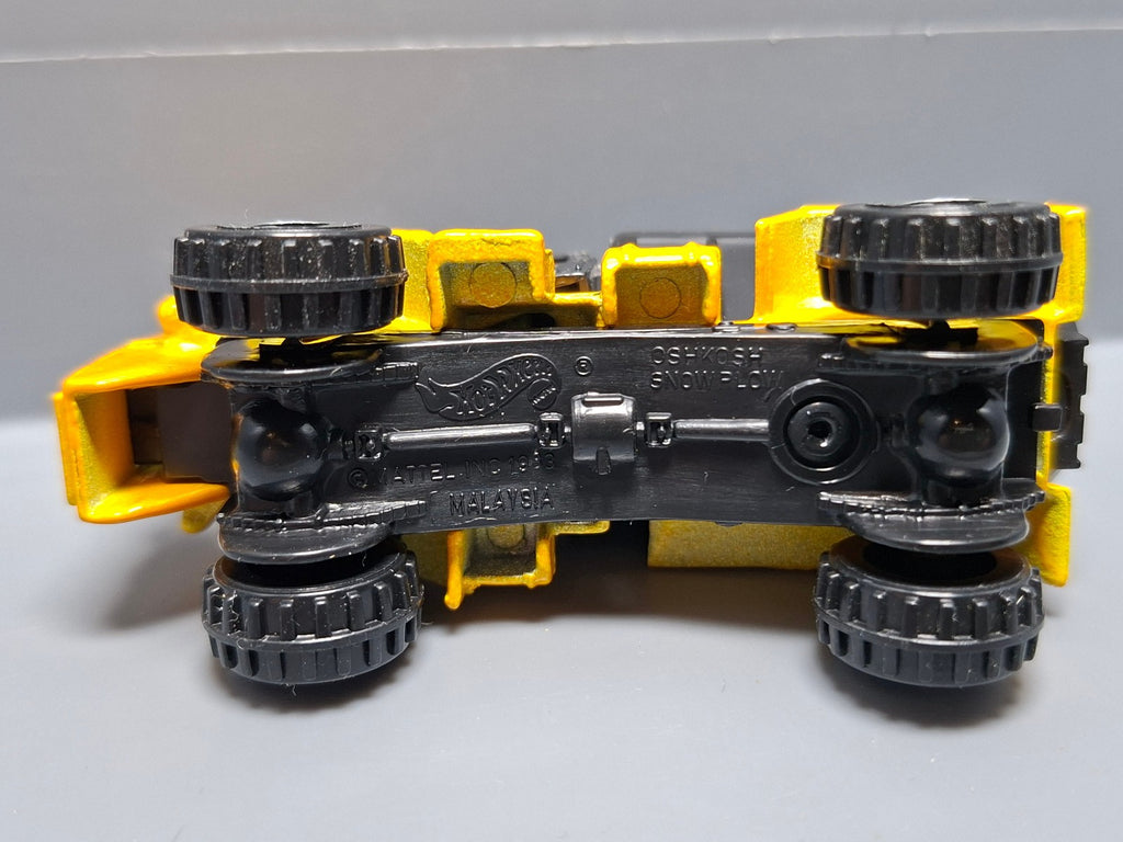 Hot Wheels Oshkosh snowplow version base plastique noire 2000-233 (CP04)