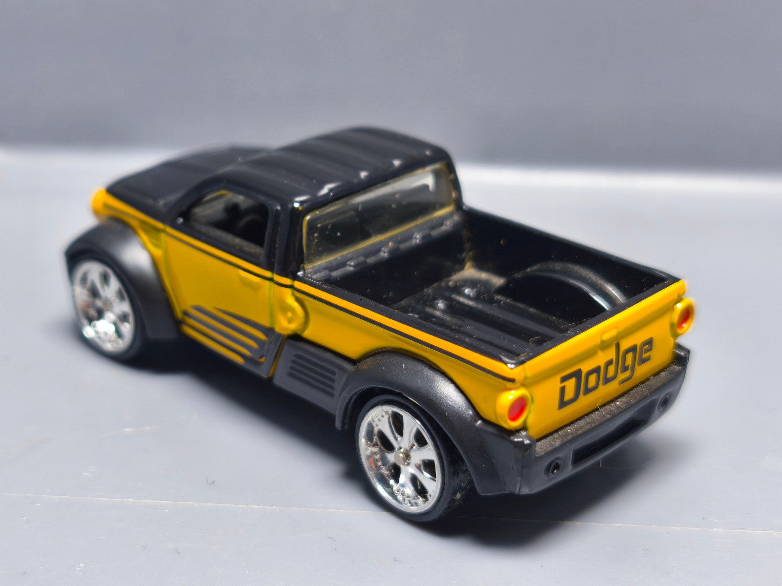 Hot Wheels 2004 affinity  Dodge m80  (A04)