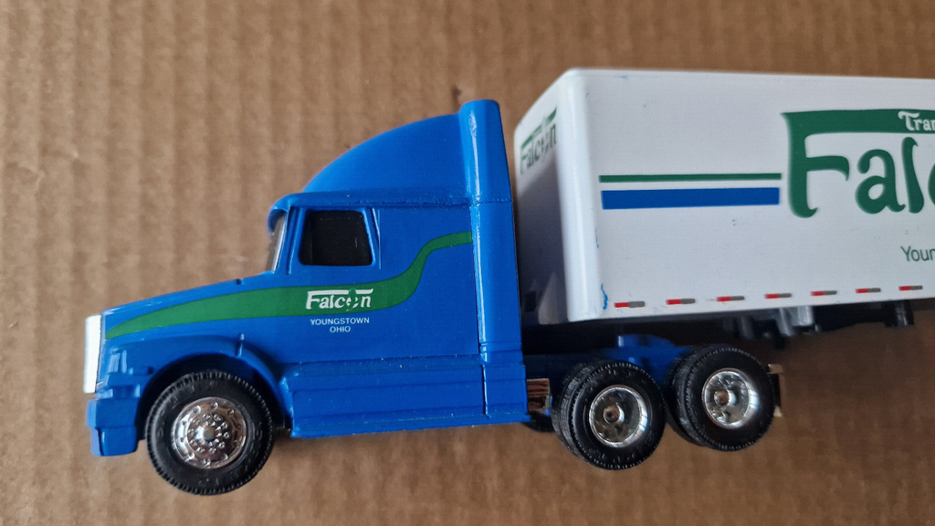 ERTL White GMC aero integral Falcon (NP25)
