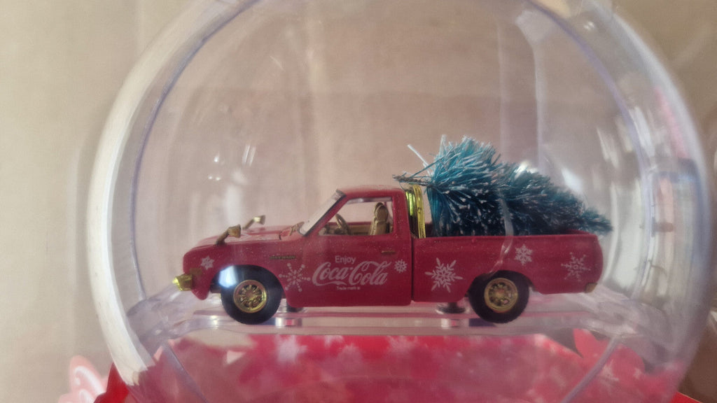 M2 Machines Chase Exclusive Coca Cola Ornament 1976 Datsun 620 Pick Up (CT09)