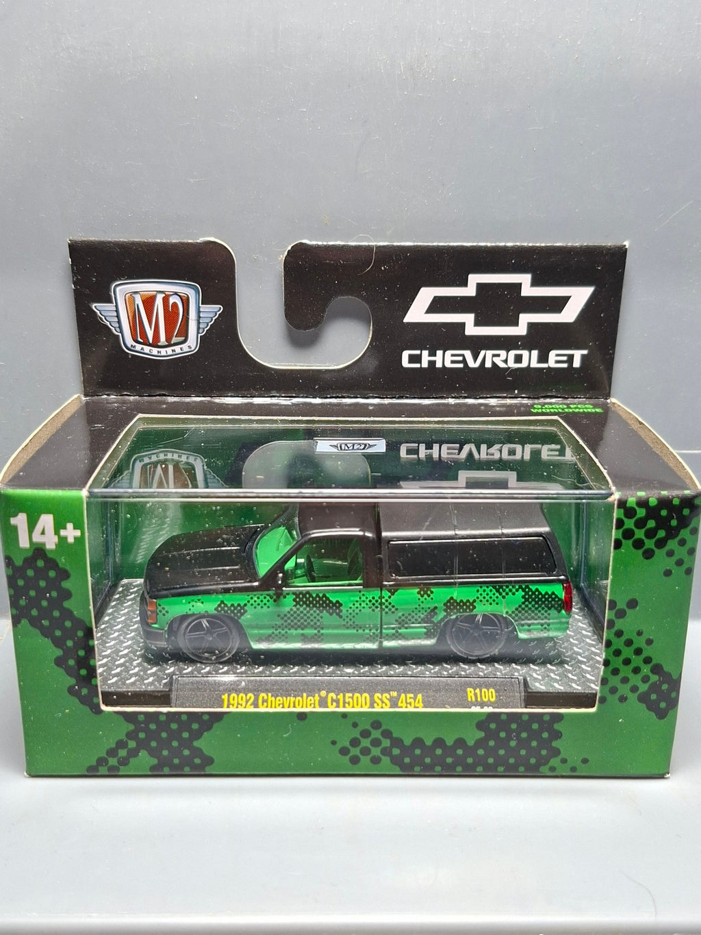 M2 Machines Auto-Thentics Release 100 1992 Chevrolet C1500 SS 454 (NP06)