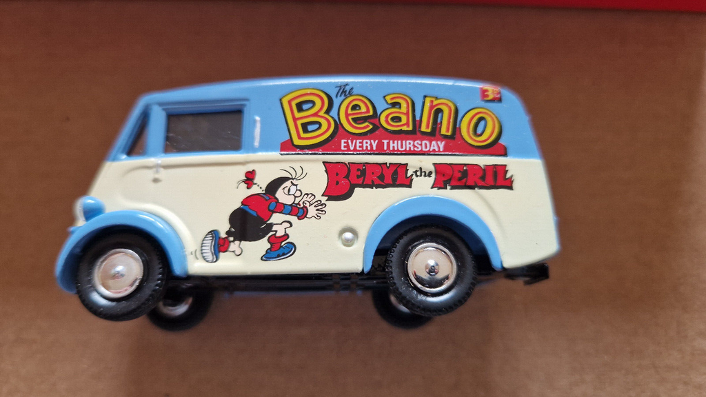 Corgi 1/43 Comics classics limitée à 8000 exemplaires Morris 1000 van  (CT06)
