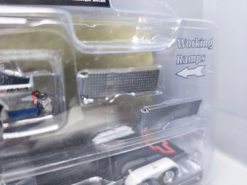 Greenlight Racing Hitch & Tow American Thunder '23 Chevrolet Silve Chase (CT03)