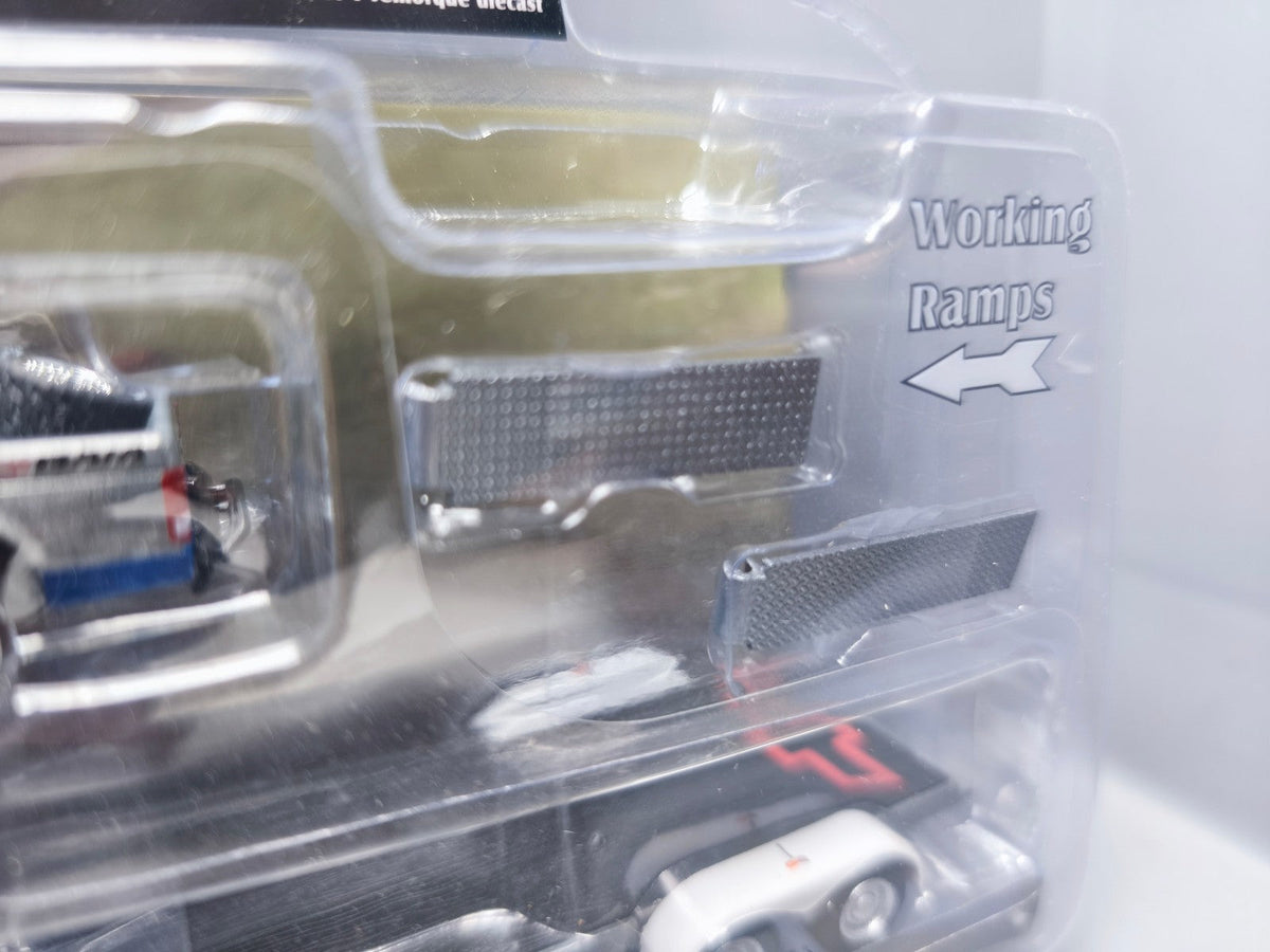 Greenlight Racing Hitch & Tow American Thunder '23 Chevrolet Silve Chase (CT03)