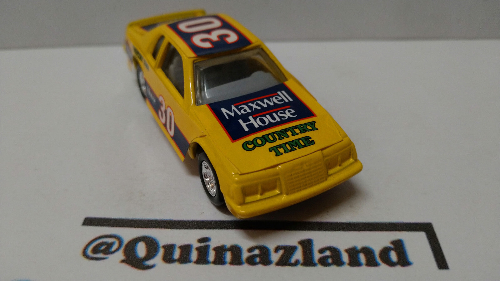 ERTL 1990 Nascar Ford thunderbird country time   (A10)