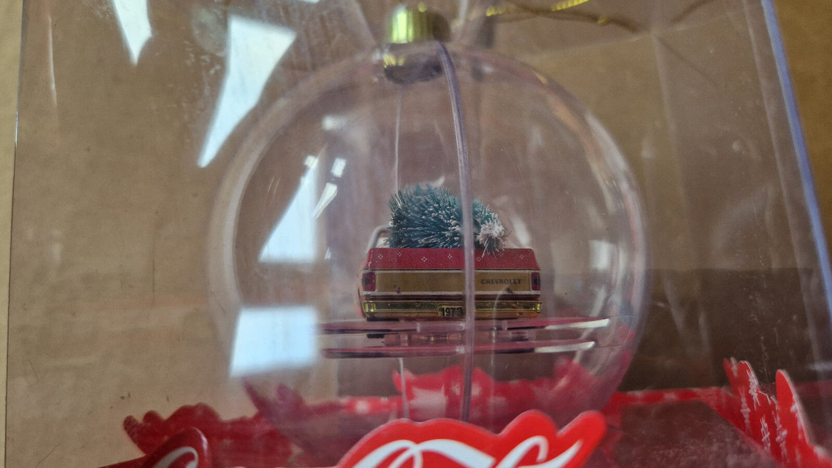 M2 Machines Chase Exclusive Coca Cola Ornament 1973 Chevy Fleetline Truck  (CT09)