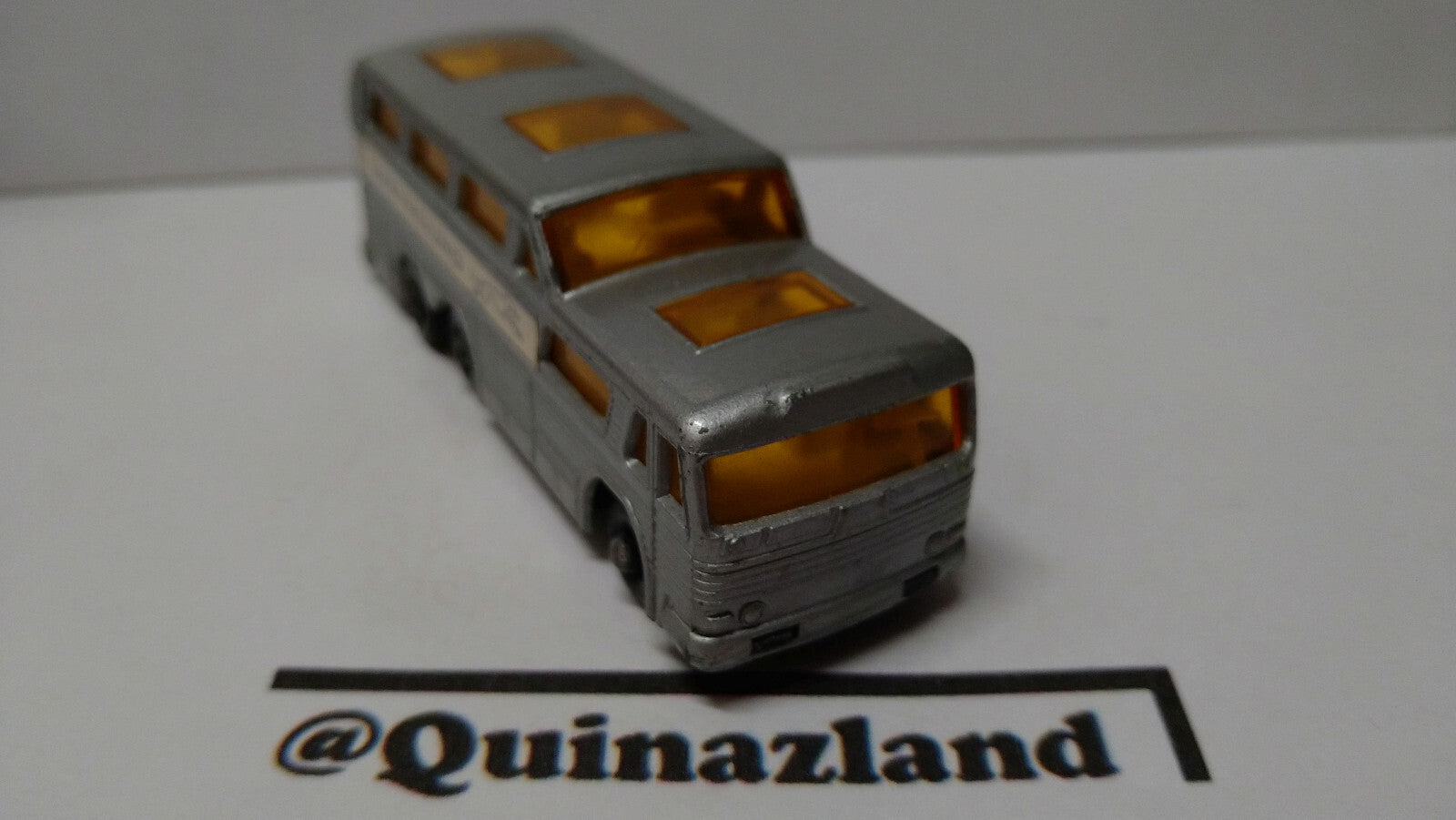 Matchbox Greyhound coach version roues noires base noire (A13)