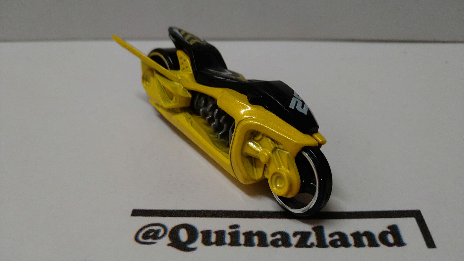 Hot Wheels Fly by 2014-119    (A14)