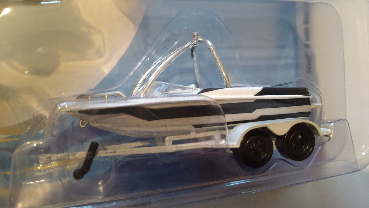 Johnny Lightning Pack Hulls & Haulers 1969 International Scout II (CT02)