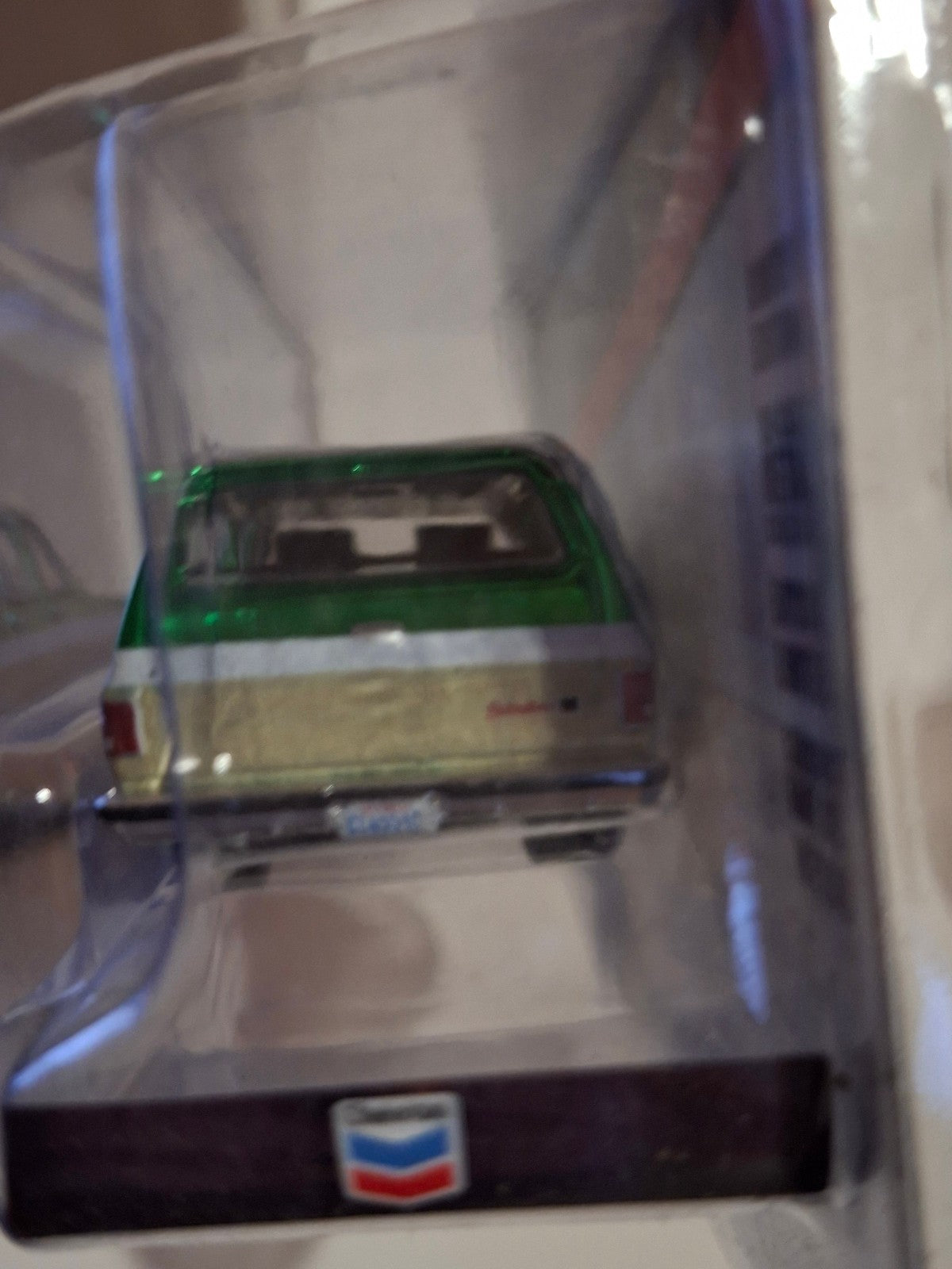 Greenlight Chevron special edition series 1  1988 GMC suburban sierra     (NG55)