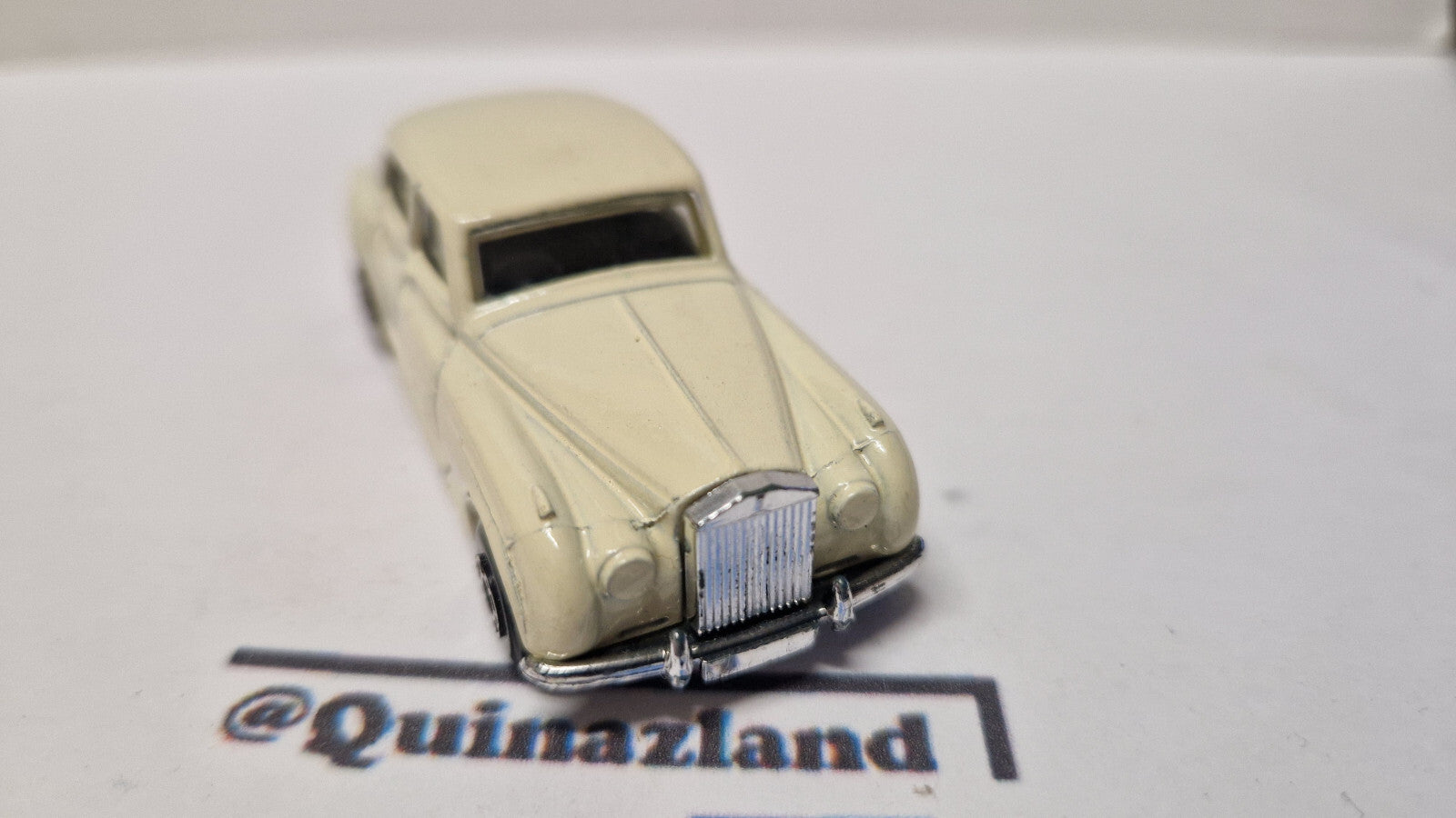 Matchbox 1982 mainline  Rolls royce silver cloud II version crème   (A06)
