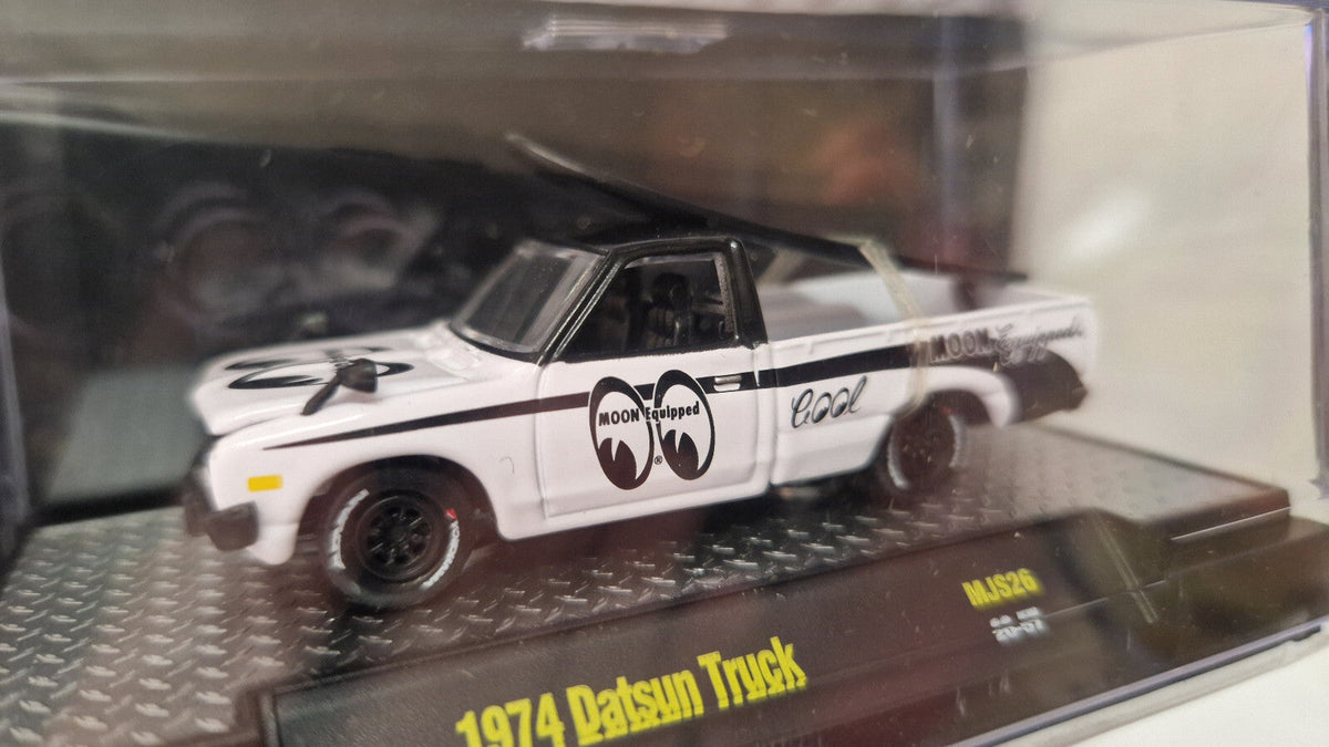 M2 Machines Moon Eyes Equipped 1974 Datsun Truck mooneyes (NG48)