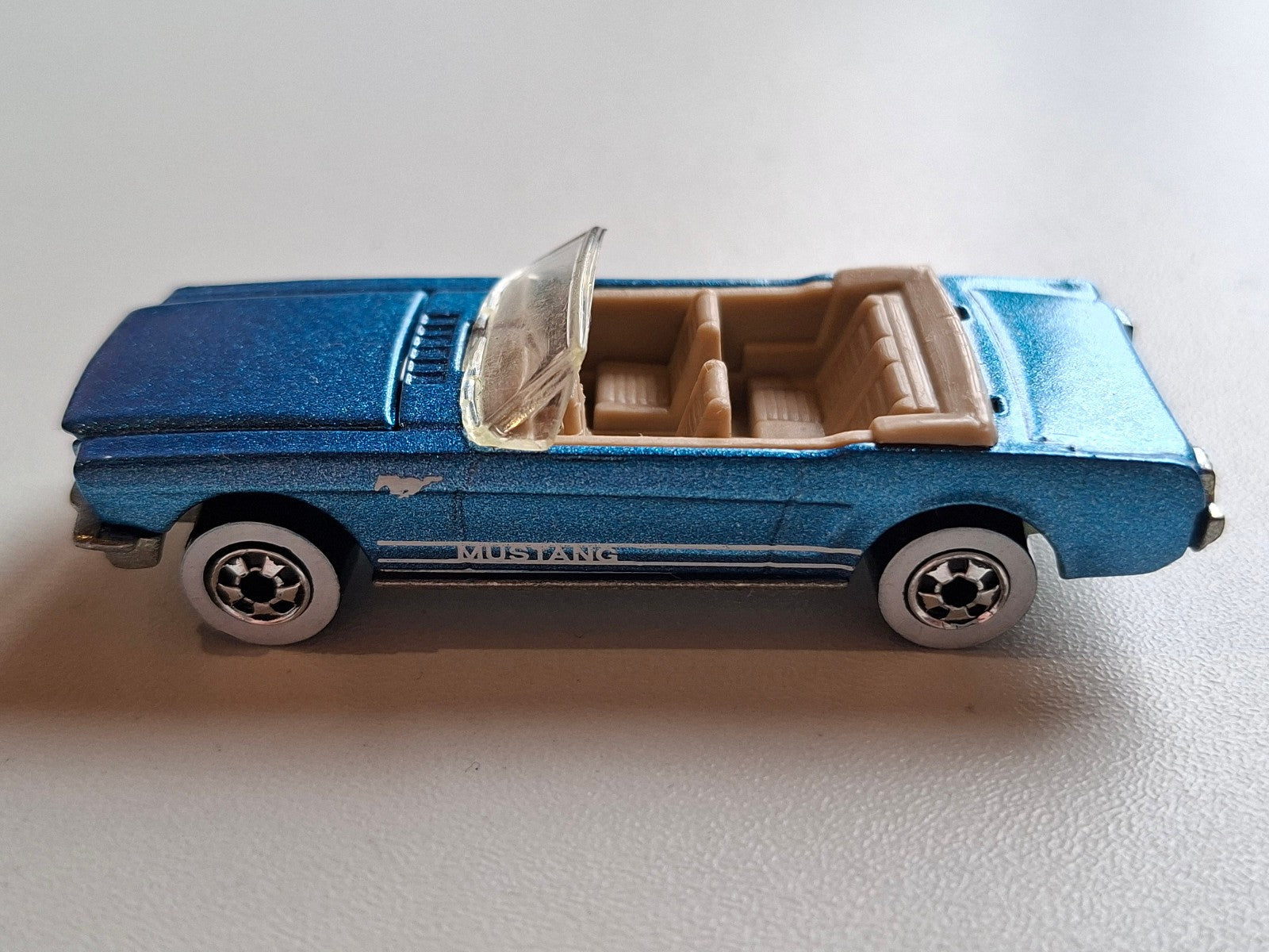 Hot wheels 65 mustang convertible version ww 1990-026 (A05)